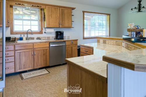 Dapur atau dapur kecil di 5 Bed Mountain View Retreat