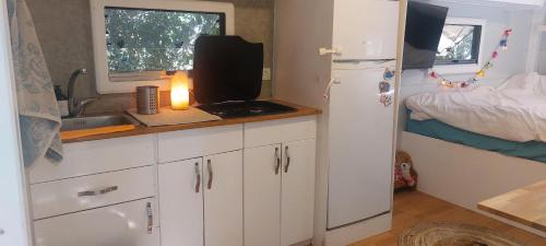 Una cocina o cocineta en בריאה