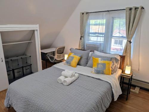 Un dormitorio con una cama con toallas. en Spacious duplex retreat in city w/ Parking nearby, en Jersey City