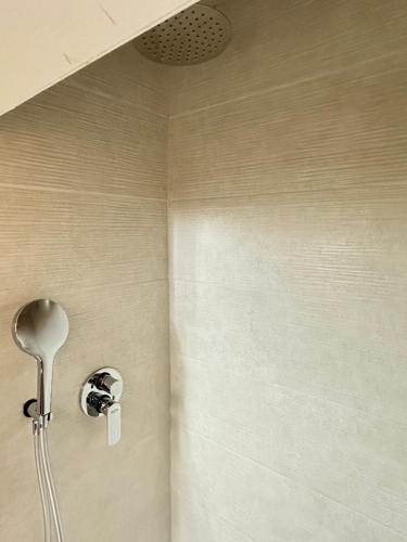 Ένα μπάνιο στο The Best, Sea, Old town, and sunrise view Apartment with balcony