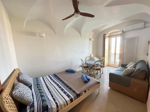 Χώρος καθιστικού στο The Best, Sea, Old town, and sunrise view Apartment with balcony