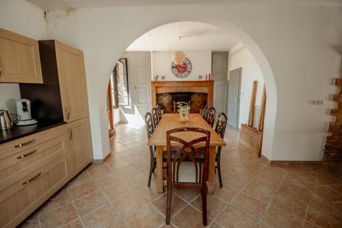 Η κουζίνα ή μικρή κουζίνα στο Maison de caractère, vue sur lac privé et vignes