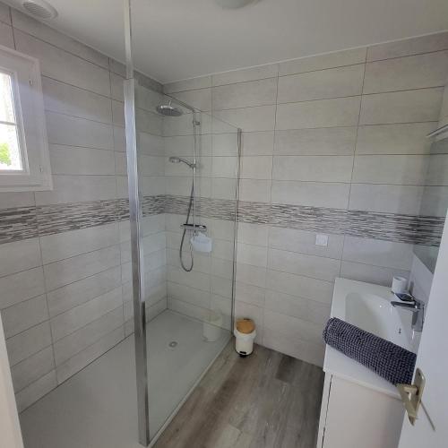 une salle de bain avec douche et lavabo dans l'établissement La Familiale de Kerambigorn, à Fouesnant