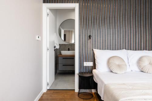a bedroom with a bed and a bathroom with a sink at Villa Restart Vrsi-Mulo in Vrsi