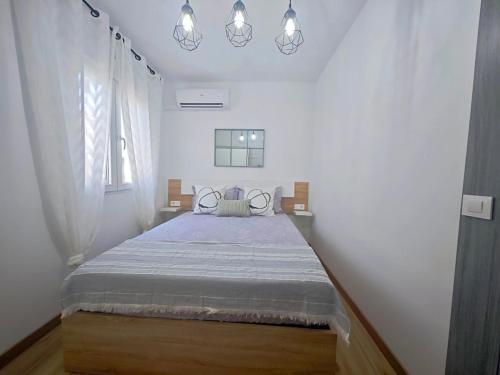 ein Schlafzimmer mit einem großen Bett in einem weißen Raum in der Unterkunft Casa boutique premium con diseño de autor y confort in Hinojosa del Duque