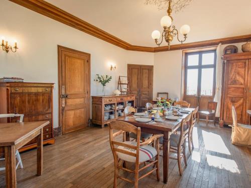 une salle à manger avec une table et des chaises en bois dans l'établissement Savigny, à Saint-Saulge