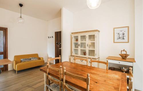 ein Wohnzimmer mit einem Holztisch und einer Couch in der Unterkunft Nice Apartment In Civitanova Marche in Civitanova Marche