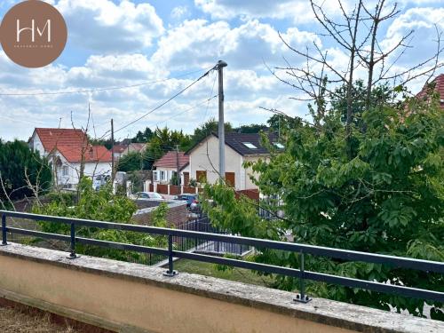 une vue d'une maison depuis un pont dans l'établissement HeavenlyHome-Paris-CDG-Stade-de-France, à Domont