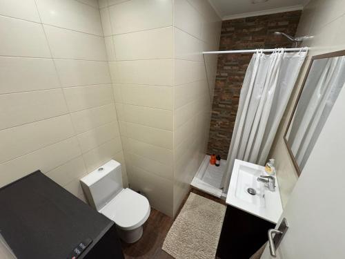 ein Badezimmer mit einer weißen Toilette und einem Waschbecken in der Unterkunft Quintinha da Evangelina in Açafora