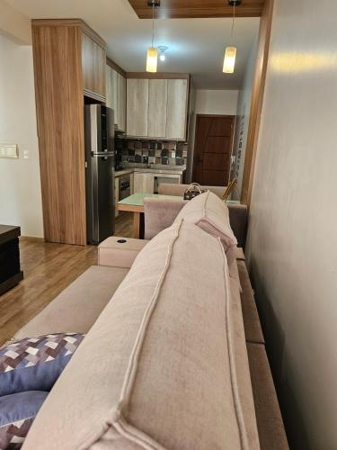a kitchen with a couch in the middle of a room at Apartamento Inteiro Próximo ao Empório in Toledo