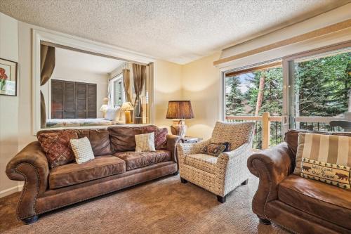 una sala de estar con un sofá y una silla en Powder Ridge 108 Apartment, en Breckenridge