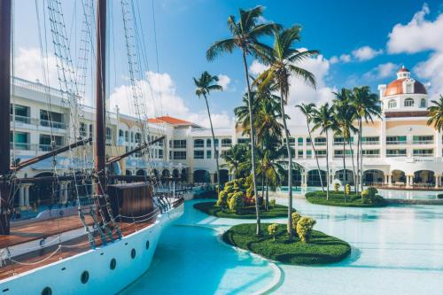 JOIA Bavaro by Iberostar - Adults Only All Inclusive Resortの敷地内または近くにあるプール
