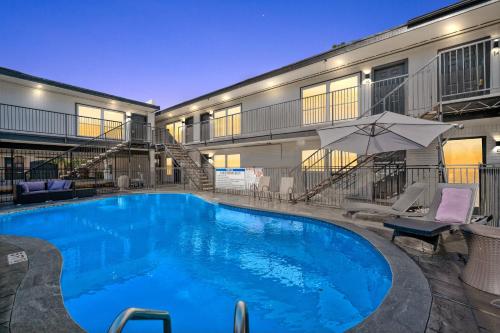 a swimming pool in front of a building at Quirky Museum District Apartment in Prime Location in Houston