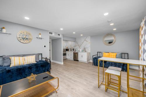 a bedroom with a bed and a desk in a room at Quirky Museum District Apartment in Prime Location in Houston