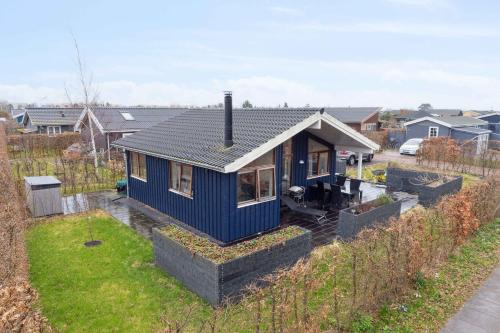 Una pequeña casa azul en lo alto de un patio. en Peace And Quiet Close To The City, en Dragør