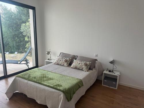 une chambre avec un lit et une grande fenêtre dans l'établissement Ajaccio appartement 4 couchages, climatisé a 150m de la plage route des sanguinaires, parking privé, à Ajaccio