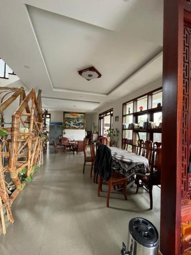 バンメトートにあるGreentraveller Buon Ma Thuot Homestayのテーブルと椅子のあるダイニングルーム