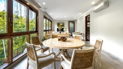 ein Esszimmer mit Tisch und Stühlen in der Unterkunft The Pala Ubud by Elite Havens in Bedahulu