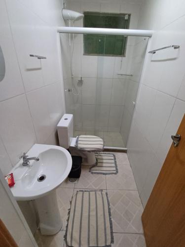 a bathroom with a sink and a shower with a toilet at Apartamento tipo casa linda e confortavel na Penha RJ Próximo ao Ciaa Marinha - Cefan - Casa do Marinheiro - Lespan - Ciaga - Advec in Rio de Janeiro