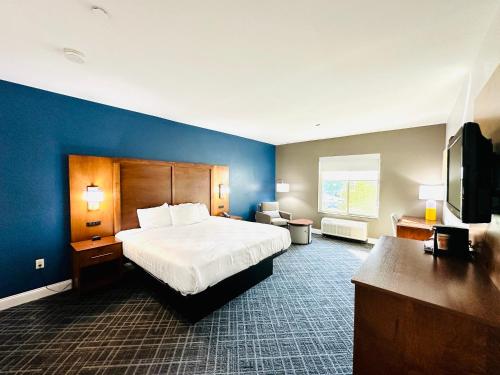PlainvilleにあるComfort Inn & Suites Plainville-Foxboroのベッドとテレビがあるホテルの部屋
