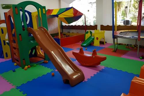 un'area giochi per bambini con scivolo di Agradável flat-Águas de Lindóia ad Águas de Lindóia