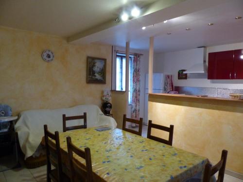 une cuisine et une salle à manger avec une table et des chaises dans l'établissement Maison rénovée avec SPA, proche vignoble, idéale familles - FR-1-489-294, à Bransat