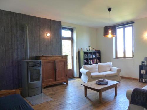 Photo de la galerie de l'établissement Maison de vacances moderne avec spa privatif et jardin à Chantelle - FR-1-489-482, à Chantelle