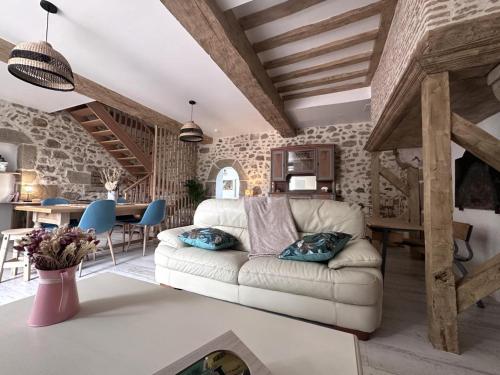 Galería fotográfica de Charmant gîte rénové avec jardin et jeux pour enfants - FR-1-489-546 en Rocles