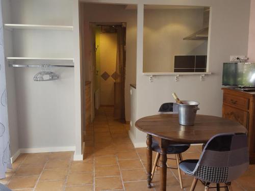 a kitchen with a table and chairs in a room at Charmant Studio au Cœur de Pontlevoy avec Jardin, Parking et Ateliers Pâtisserie - FR-1-491-363 in Pontlevoy