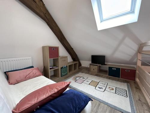 Una cama o camas en una habitación de Évasion rurale avec SPA et cheminée dans un gîte bourguignon - FR-1-489-539