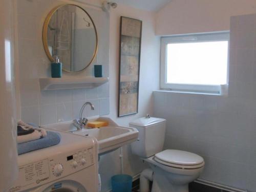 Koupelna v ubytování Charmant cottage rénové avec jardin privé, cheminée, proche forêt, commerces et loisirs - FR-1-489-377