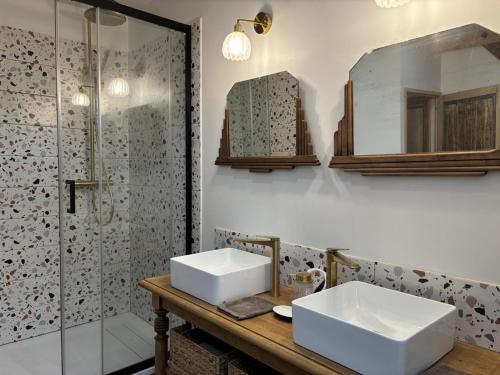 a bathroom with two sinks and a shower at Gîte familial à Chavroches, animaux acceptés - FR-1-489-574 in Chavroches