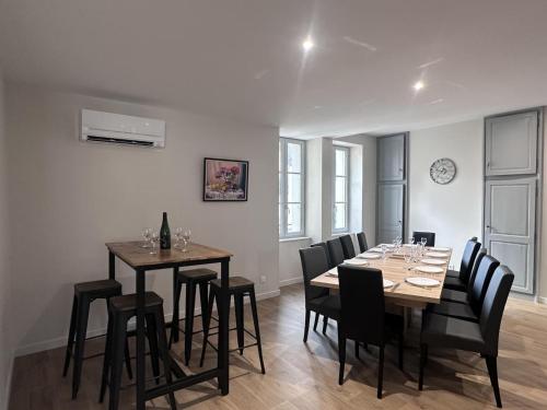 une salle à manger avec une table et des chaises noires dans l'établissement Charmant gîte historique rénové à 2 niveaux avec parking et jardin - FR-1-489-571, à Theneuille