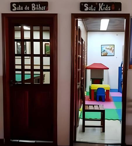 a door to a play room with a toy table at Lindo flat - Cavalinho Branco - Águas de Lindóia in Águas de Lindóia
