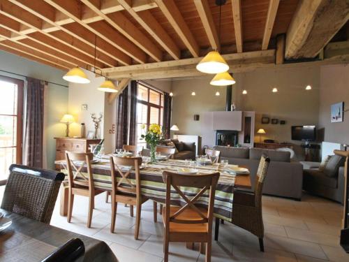 une salle à manger et un salon avec une table et des chaises dans l'établissement Gîte familial ou entre amis, 12 pers max, nature, forêt et équitation, proche Bagnoles de l'Orne - FR-1-497-18, à Juvigny-sous-Andaine