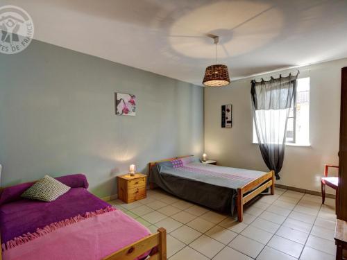 une chambre avec un lit et une fenêtre dans l'établissement Gîte chaleureux à 15 min de St-Etienne, 2 chambres, terrasse, jardin, animaux acceptés - FR-1-496-4, à Saint-Héand
