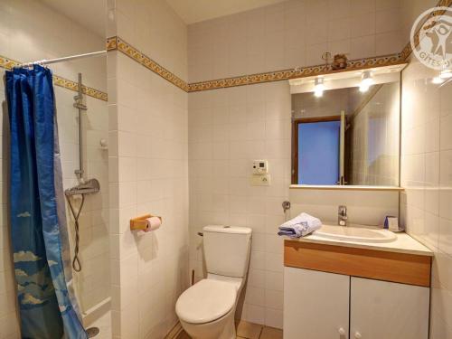 une salle de bain avec toilettes et lavabo dans l'établissement Gîte chaleureux à 15 min de St-Etienne, 2 chambres, terrasse, jardin, animaux acceptés - FR-1-496-4, à Saint-Héand