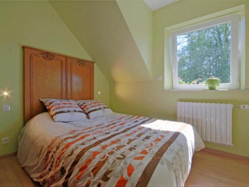 une chambre avec un grand lit avec une fenêtre dans l'établissement Gîte charmant et lumineux près de Bagnoles de l'Orne, jardin, cheminée, télétravail, WIFI inclus - FR-1-497-14, à Antoigny