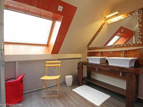 une salle de bain avec deux lavabos et un miroir dans l'établissement Gîte charmant et lumineux près de Bagnoles de l'Orne, jardin, cheminée, télétravail, WIFI inclus - FR-1-497-14, à Antoigny