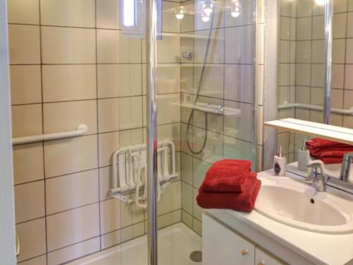 Ένα μπάνιο στο Appartement Confortable avec Jardin Privatif, Terrasse et Équipements Modernes - FR-1-496-194