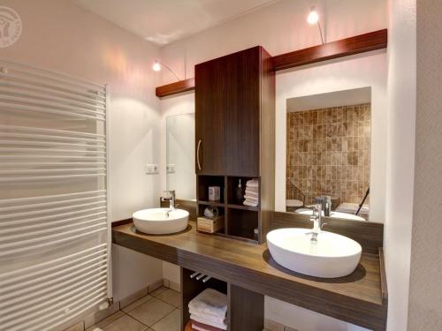 Ένα μπάνιο στο Gîte confortable avec jardin, cheminée, et wifi à Montarcher - FR-1-496-11