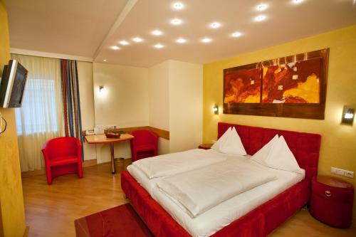 a hotel room with a bed and a table at Der Thaller - Wirtshaus - Restaurant - Hotel in Anger