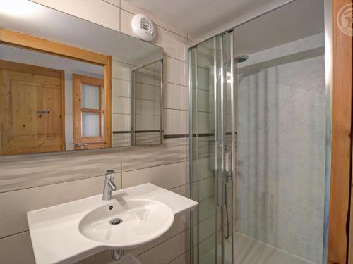 a bathroom with a sink and a shower at Gîte de charme avec cheminée, jardin et espaces détente - idéal famille et amis, draps fournis - FR-1-496-44 in La Valla