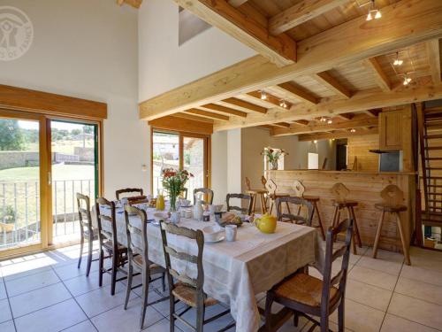 une salle à manger avec une table et des chaises dans l'établissement Gîte de charme avec piscine privative, terrasse, jardin, proche rivière - animaux acceptés - FR-1-496-25, à Croizet-sur-Gand