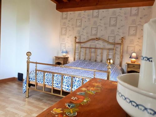 une chambre avec un lit et une table en bois dans l'établissement Gîte chaleureux à Sauvain avec jardins, activités familiales et spa en option - FR-1-496-94, à Sauvain