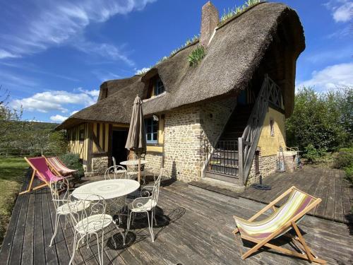 Photo de la galerie de l'établissement Chaumière typique avec jardin, animaux admis, WIFI inclus - FR-1-497-202, à Saint-Évroult-de-Montfort