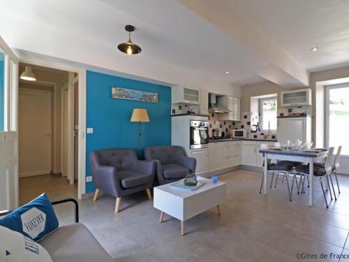 un salon avec un canapé et une table dans l'établissement Gîte charmant à la campagne avec jardin, terrasse et animaux, près de Bagnoles de l'Orne - FR-1-497-145, à La Chapelle d'Audaine