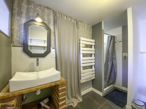 Koupelna v ubytování Charmante maison ancienne au cœur du village avec jardin et terrasse - FR-1-497-219