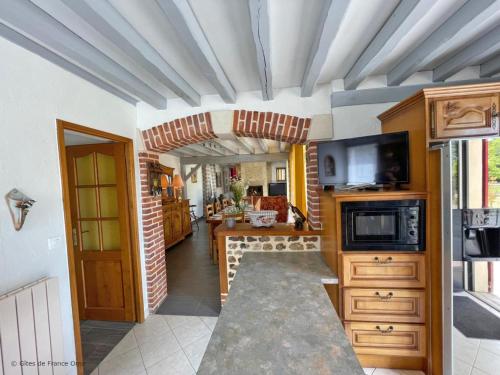 Photo de la galerie de l'établissement Grande maison de campagne avec studio, nature, confort et loisirs à 5 km, 4 chambres, jardin clos - FR-1-497-182, à La Gonfrière