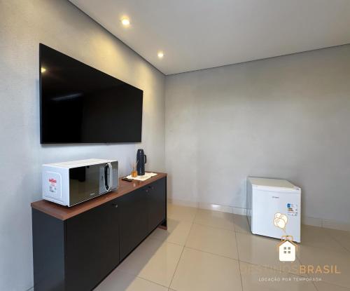 Μια τηλεόραση ή/και κέντρο ψυχαγωγίας στο Apartamento com Vista nas alturas e Área de Lazer